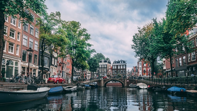 Amsterdamse gracht huizen met zonnepanelen