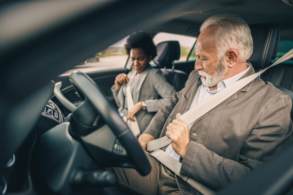 oude man voldoet aan zijn medische eisen van zijn rijbewijskeuring