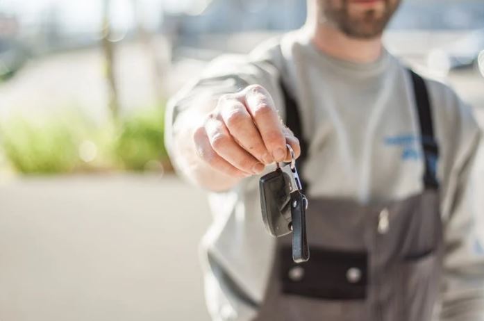 persoon geeft autosleutel