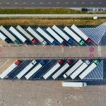 Luchtfoto van vrachtwagens op een parkeerterrein, klaar voor sneltransport en distributie