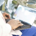 Zorgprofessional raadpleegt digitale pati&euml;ntgegevens op laptop &ndash; technologie in de zorg ondersteunt beslissingen.