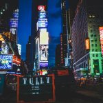 Avondbeeld van Times Square in New York met felle neonreclames, drukte en stadsverlichting
