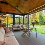 Veranda kopen Eindhoven: sfeervolle houten veranda met glazen wanden, tuinmeubels en uitzicht op herfstige tuin