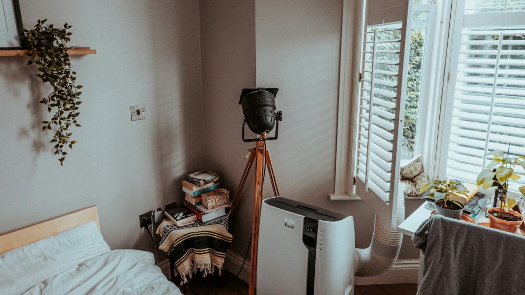 Raam open met ventilatie en luchtstroom in kamer voor betere luchtkwaliteit werkplek en frisse binnenlucht