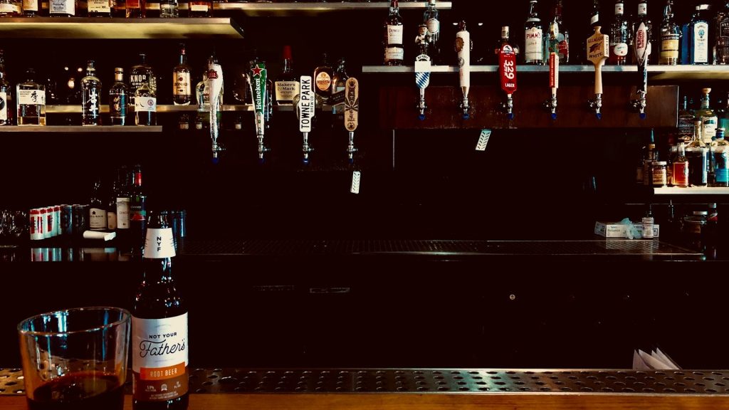 Bar met tapkranen en flessen waar ambachtelijk bier onderdeel is van het horeca-aanbod