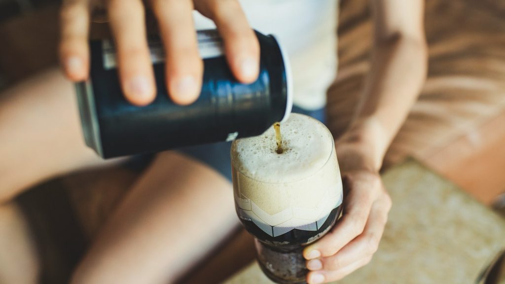 Bier dat wordt ingeschonken in een glas waarbij ambachtelijk bier en presentatie samenkomen