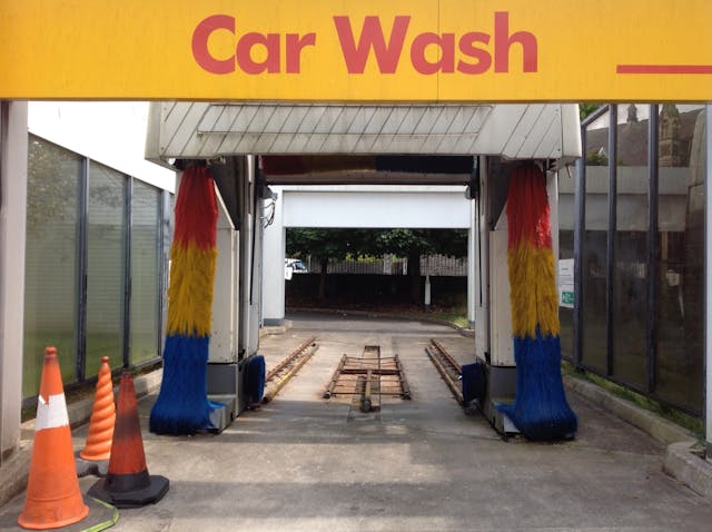 Hoe je auto perfect schoon wordt bij de carwash
