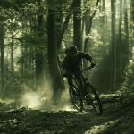Mountainbiker rijdt over een smal bospad tijdens een ochtendrit